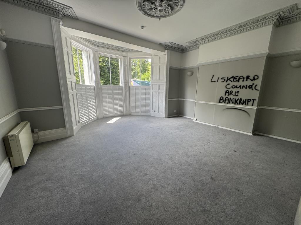 Lot: 18 - DETACHED PROPERTY WITH POTENTIAL AND LARGE CAR PARK - Office